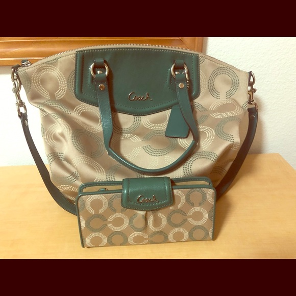 coach handbolsa and wallet set